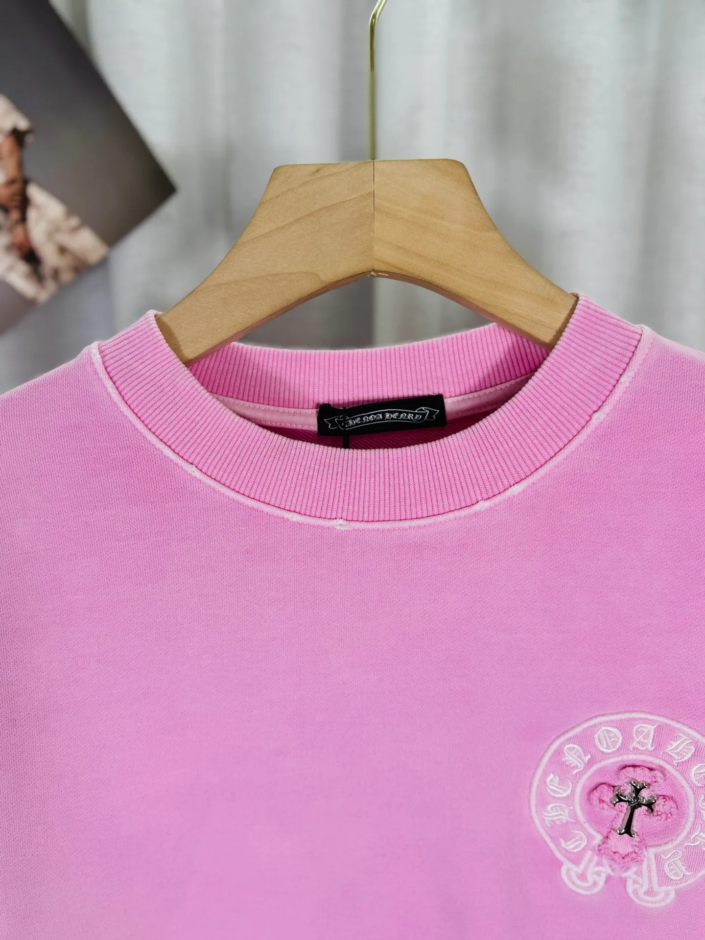 P280 top version, real shot without P, ​​different from market currency) 𝗖𝗵𝗿𝗼𝗺𝗲 𝗛𝗲𝗮𝗿𝘁𝘀/Cro Heart 2025 washed patch embroidery autumn and winter new original single counter American laser burnt 3D three-dimensional color embroidery couple casual sweatshirt 👑The highest version! Customized fabric 430g tripe terry fabric! American acid-washed and distressed original fabric laser burnt ✟appliqué embroidery and exquisite embroidery of letters! The best-selling model in the counter, very comfortable to wear. Accessories: original molded and authenticated collar label➕100% silk wash label. Genuine purchase-grade original hangtag➕matching hanging rope➕3D hanging beads➕original packaging bag. Craftsmanship: The original version has consistent wiring! The highest version of the armhole matching technique! Color: Pink Black Size: S M L XL Style No.: 9332